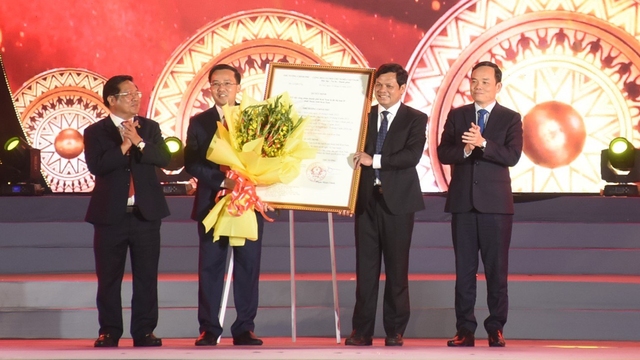 Phó Thủ tướng Trần Lưu Quang (bìa phải) trao Quyết định của Thủ tướng Chính phủ công nhận TPKon Tum là đô thị loại 2