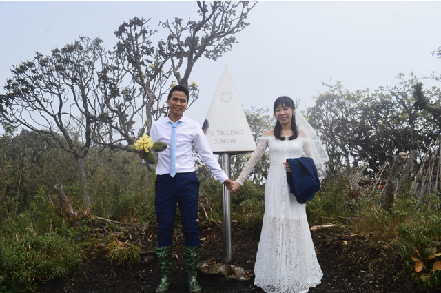 Bộ ảnh cưới 'có một không hai' chụp ở 12 đỉnh núi của Việt Nam - Ảnh 2.