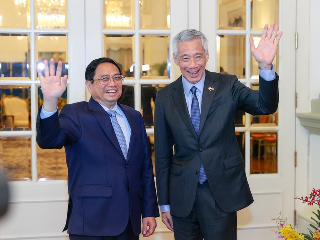 Thủ tướng đề nghị Singapore hỗ trợ phát triển cán bộ cấp chiến lược - Ảnh 1.