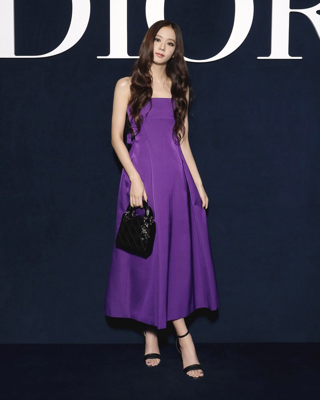 Quý cô Jisoo (Black Pink) đại náo mạng xã hội với sắc tím tại show diễn của Dior - Ảnh 1.