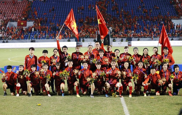 Cúp vàng World Cup nữ trị giá 30.000 USD sắp đến Hà Nội cùng vệ sĩ FIFA - Ảnh 2.