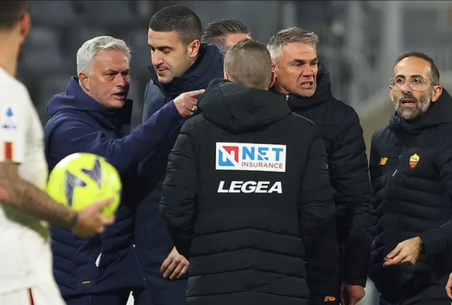 HLV Mourinho bị trọng tài chọc tức trong ngày AS Roma nhận trận thua sốc - Ảnh 1.
