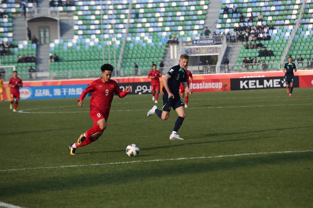 Thanh Nhàn của U.20 Việt Nam đi bóng trước cầu thủ Úc