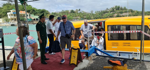 Tàu du lịch biển hủy vào Nha Trang do thời tiết xấu, không phải do cấm xe - Ảnh 2.