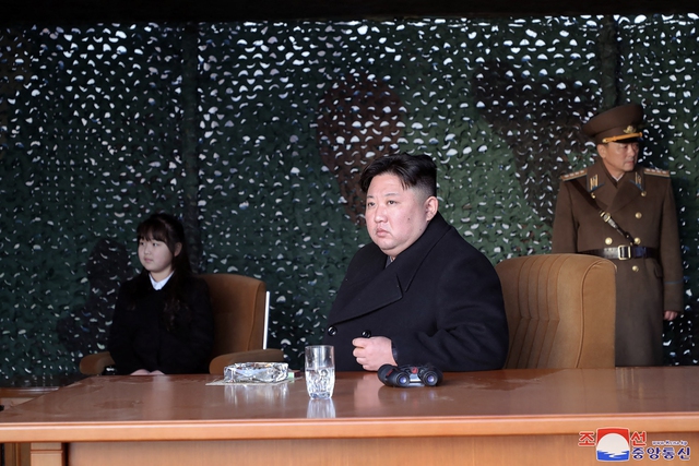 Ông Kim Jong-un thị sát tập trận, chỉ đạo quân đội chuẩn bị cho chiến tranh - Ảnh 1.
