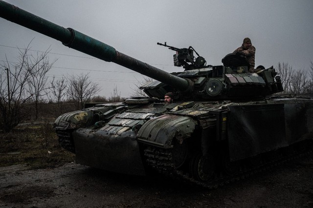 Chiến sự ngày 380: Ukraine dùng 'bom thông minh', tiêu hao lực lượng tinh nhuệ Nga? - Ảnh 1.