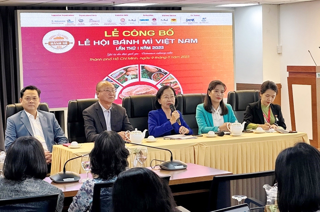 Bà Nguyễn Thị Khánh - Chủ tịch Hiệp hội Du lịch TP.HCM phát biểu tại buổi họp báo