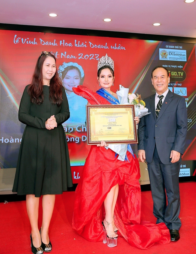 Nhà báo Chu Loan được trao tặng danh hiệu:'Nữ hoàng Truyền thông Việt Nam'