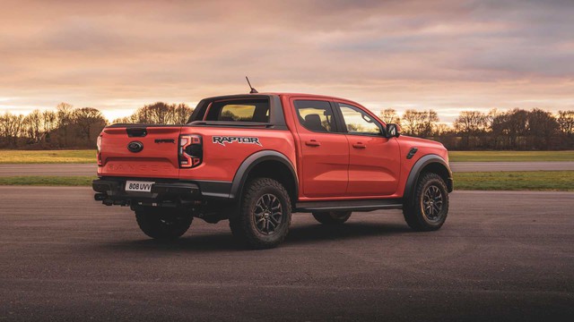 Giá bán Ford Ranger Raptor 2023 tại Việt Nam khiến xe cũ 'lao đao' - Ảnh 2.