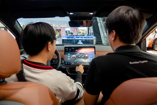 Điều khiển trực quan hầu hết các tính năng thông qua màn hình giải trí trung tâm là một trải nghiệm khác biệt của VF 8 so với các dòng xe khác