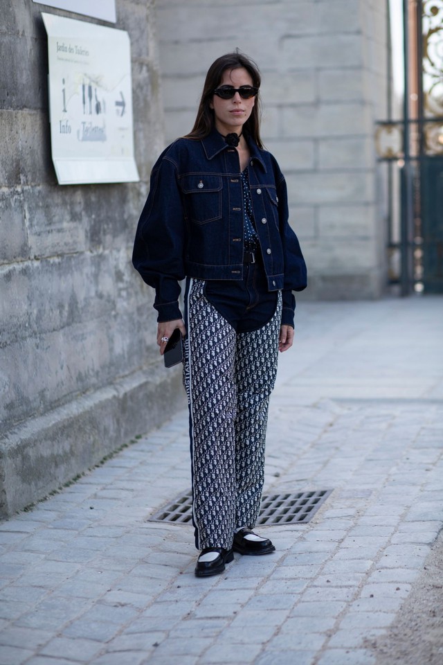 Ngoài quần jeans, phụ nữ Pháp đang dành tình yêu cho những mẫu quần thanh lịch này - Ảnh 3.