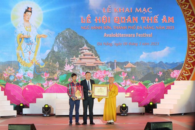 Chiêm ngưỡng độc bản lá đồ bề dát vàng 24k được công nhận kỷ lục Việt Nam - Ảnh 5.