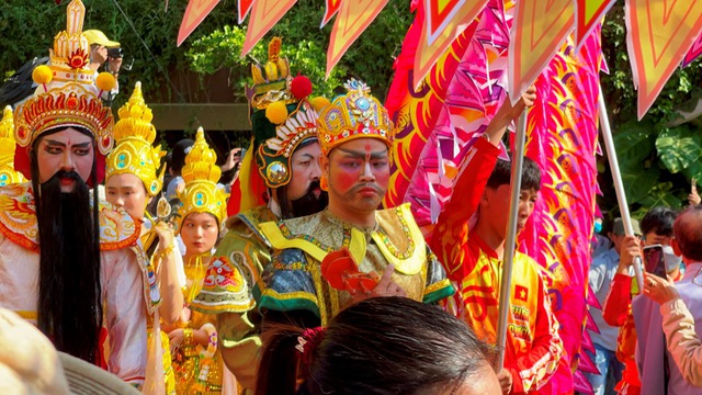 Hàng vạn người dân, du khách chiêm bái lễ hóa trang rước Quán Thế Âm - Ảnh 3.