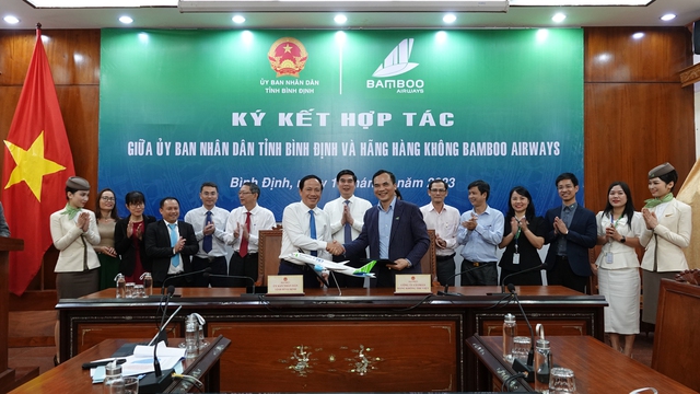Lãnh đạo UBND tỉnh Bình Định và lãnh đạo Bamboo Airways  ký kết biên bản ghi nhớ hợp tác