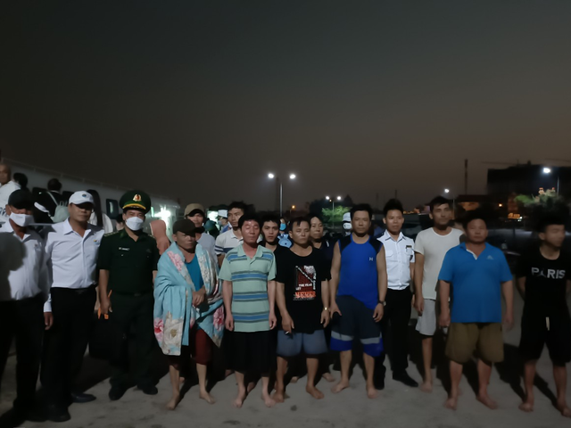 Bình Thuận:  Cứu được 11 thuyền viên trên tàu biển từ Cần Thơ đi Quy Nhơn - Ảnh 2.