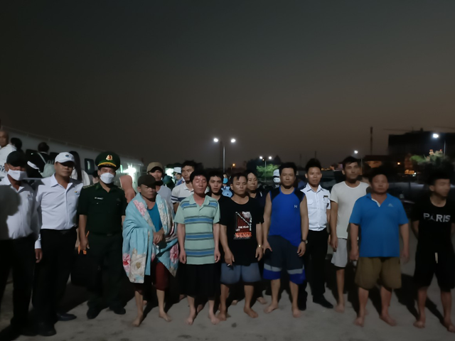 Bình Thuận: Cứu được 11 thuyền viên trên tàu biển từ Cần Thơ đi Quy Nhơn - Ảnh 2. Bình Thuận: Cứu được 11 thuyền viên trên tàu biển từ Cần Thơ đi Quy Nhơn - Ảnh 2.