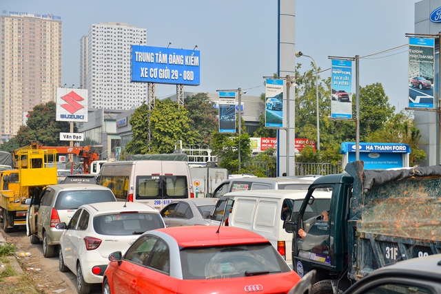 Người dùng ô tô ‘khốn khổ’ vì đăng kiểm: ‘Quýt làm sao bắt cam chịu’? - Ảnh 1.