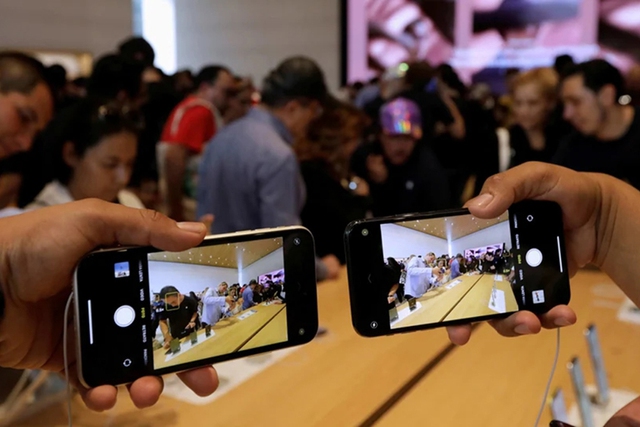 Apple nỗ lực thoát khỏi sự phụ thuộc vào màn hình iPhone - Ảnh 1. Apple nỗ lực thoát khỏi sự phụ thuộc vào màn hình iPhone - Ảnh 1.