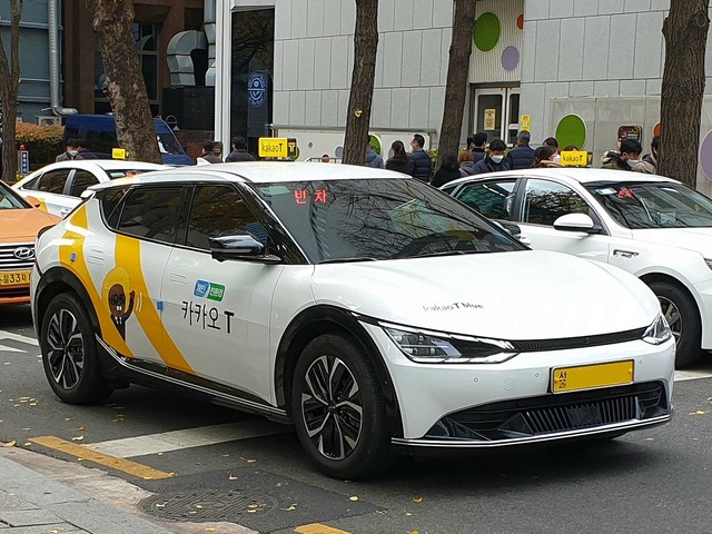 Nhiều tài xế taxi trên thế giới chuyển sang dùng xe điện   - Ảnh 1.