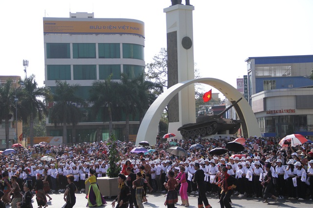 Hoa hậu H’Hen Niê song ca cùng chàng “Đam San” trong lễ hội đường phố - Ảnh 5.