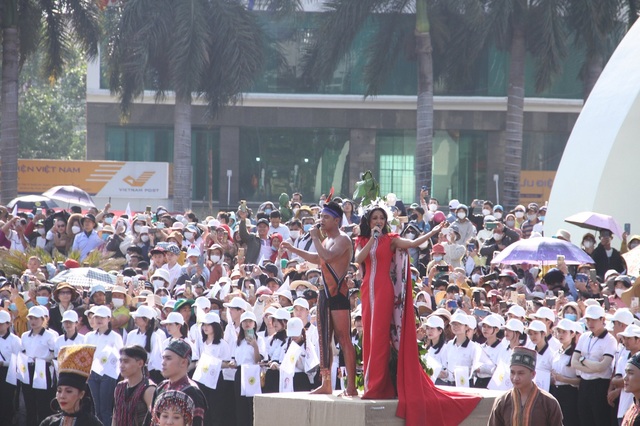 Hoa hậu H’Hen Niê song ca cùng chàng “Đam San” trong lễ hội đường phố - Ảnh 2.
