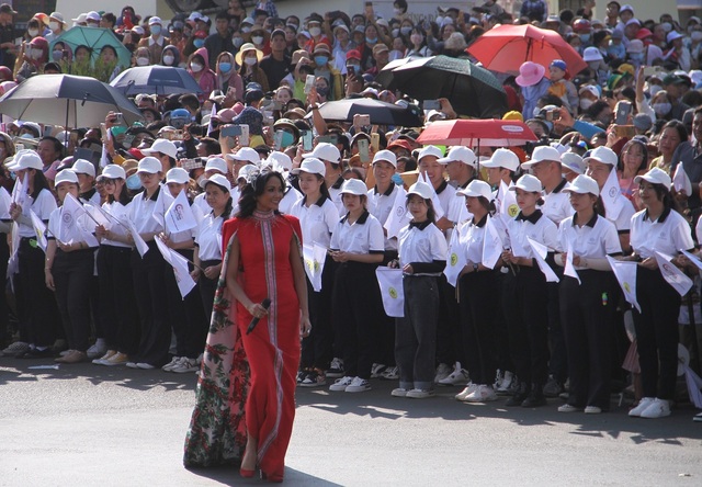 Hoa hậu H’Hen Niê song ca cùng chàng “Đam San” trong lễ hội đường phố - Ảnh 3.