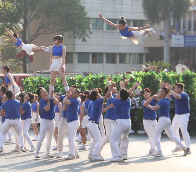 Hoa hậu H’Hen Niê song ca cùng chàng “Đam San” trong lễ hội đường phố - Ảnh 7.