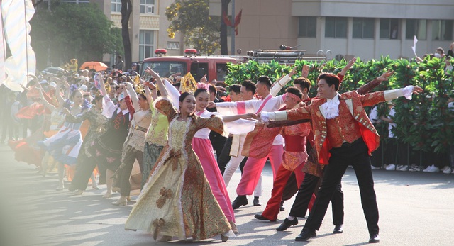 Hoa hậu H’Hen Niê song ca cùng chàng “Đam San” trong lễ hội đường phố - Ảnh 8.