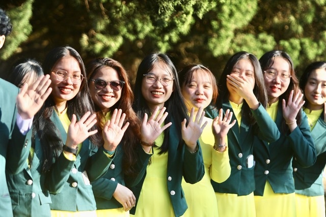 Tư vấn mùa thi tại Đà Lạt: Sinh viên 'diện' trang phục truyền thống nhiều nước - Ảnh 4.