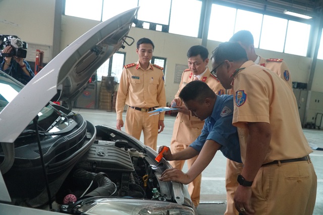 30 CSGT bắt đầu hỗ trợ Hà Nội đăng kiểm xe cơ giới - Ảnh 6.
