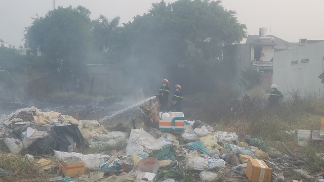 TP.HCM: Cả khu dân cư náo loạn vì nghi đốt rác cháy lan - Ảnh 4.