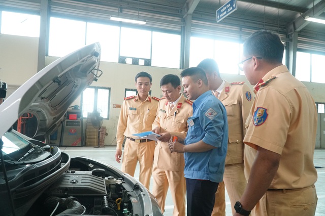 30 CSGT bắt đầu hỗ trợ Hà Nội đăng kiểm xe cơ giới - Ảnh 2.