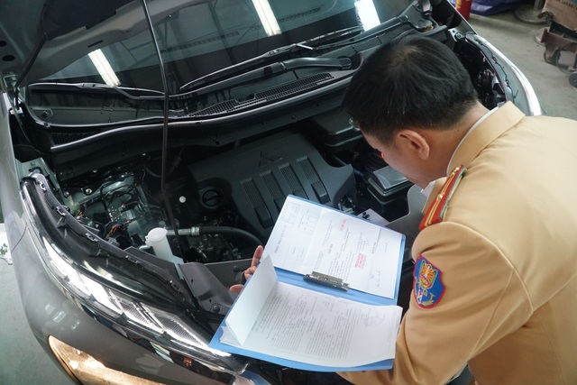 30 CSGT bắt đầu hỗ trợ Hà Nội đăng kiểm xe cơ giới - Ảnh 4.