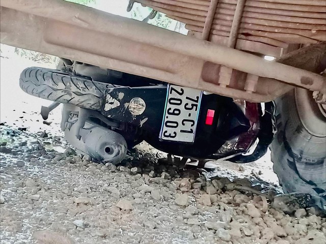 Sau va chạm mạnh, xe máy của nữ nạn nhân nằm dưới gầm xe tải