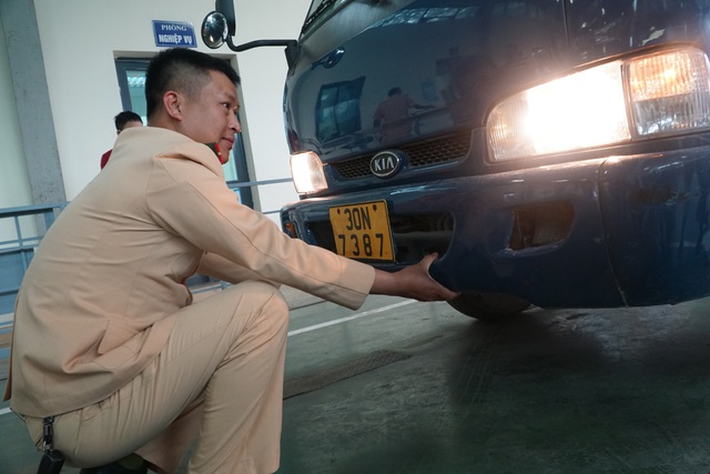 30 CSGT bắt đầu hỗ trợ Hà Nội đăng kiểm xe cơ giới - Ảnh 10.