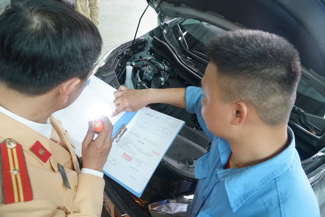 30 CSGT bắt đầu hỗ trợ Hà Nội đăng kiểm xe cơ giới - Ảnh 3.