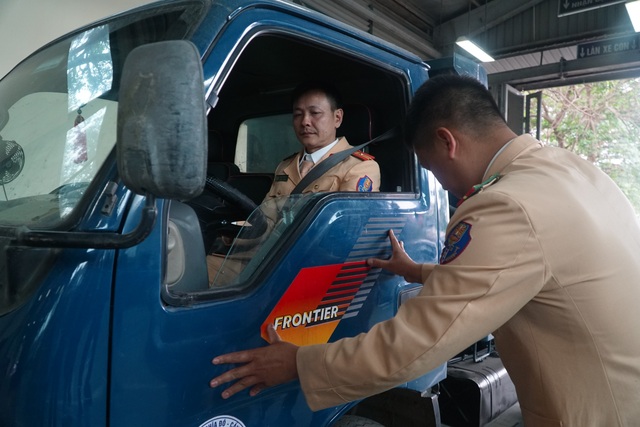 30 CSGT bắt đầu hỗ trợ Hà Nội đăng kiểm xe cơ giới - Ảnh 9.