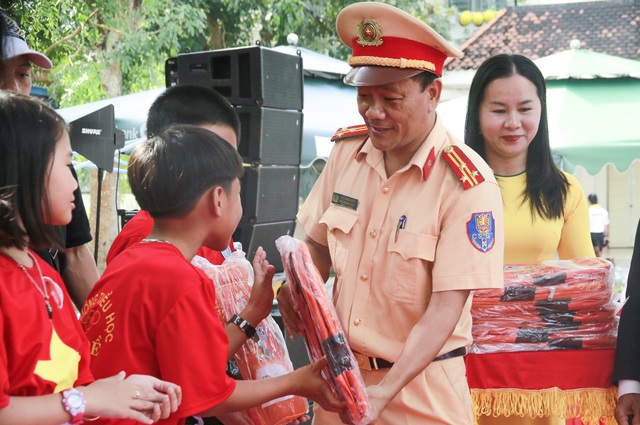 Quảng Ngãi: Hơn 700 học sinh và giáo viên tham gia 'Ngày hội ATGT' - Ảnh 4.