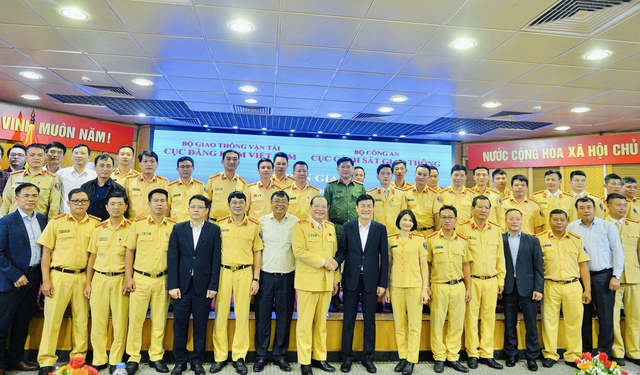30 CSGT bắt đầu hỗ trợ Hà Nội đăng kiểm xe cơ giới - Ảnh 1.