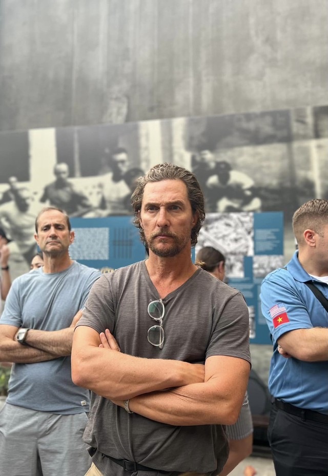 Tài tử Matthew McConaughey đến Hà Nội, tham quan di tích Hỏa Lò  - Ảnh 1.