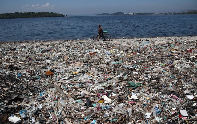 Rác thải ngập trên bãi biển tại vịnh Guanabara, Rio de Janeiro, Brazil