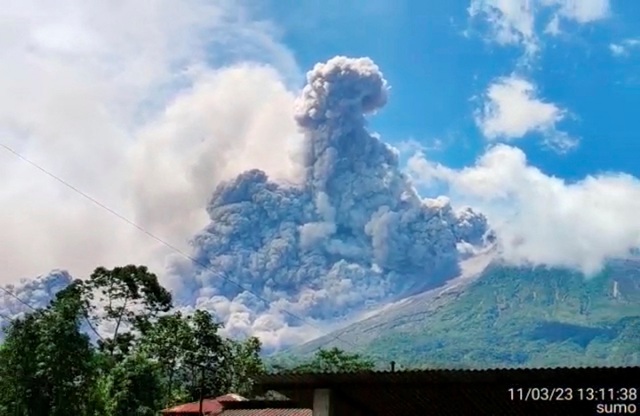 Núi lửa ở Indonesia phun trào, tạo đám mây tro bụi cao 3 km - Ảnh 1.