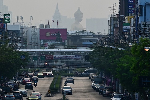 Ô nhiễm không khí nghiêm trọng ở Bangkok, hàng trăm ngàn người nhập viện trong tuần - Ảnh 1.