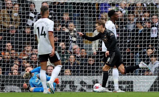 Ngoại hạng Anh: Thắng dễ Fulham, Arsenal giữ vững ngôi đầu - Ảnh 1.