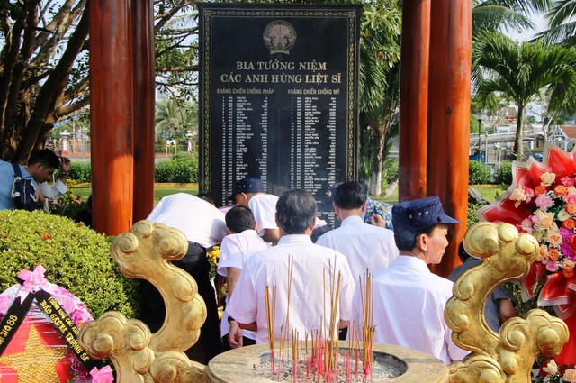 Tưởng niệm 64 chiến sĩ hy sinh trong trận hải chiến bảo vệ Trường Sa - Ảnh 5.