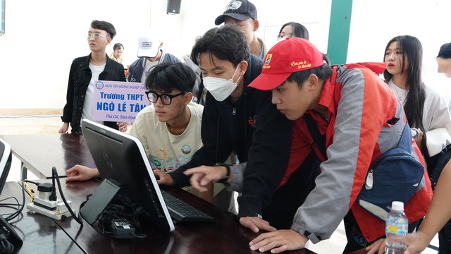 Các Gen Z trải nghiệm tại phòng thực hành Công nghệ thông tin Các Gen Z trải nghiệm tại phòng thực hành Công nghệ thông tin