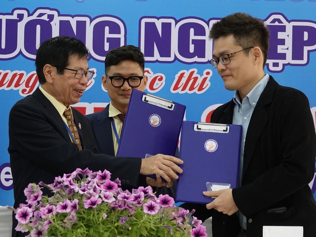Lãnh đạo Trường ĐH Quang Trung ký kết hợp tác với 1 doanh nghiệp nước ngoài