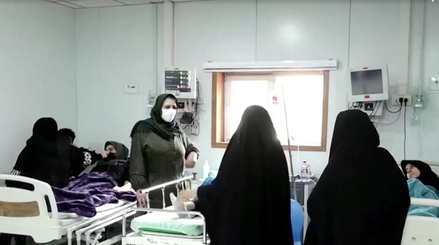 Iran bắt hơn 100 người liên quan vụ hàng ngàn nữ sinh trúng độc - Ảnh 1.