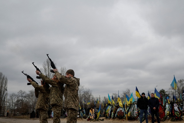 Binh sĩ Ukraine bắn súng tiễn biệt đồng đội tại một đám tang quân nhân tủ trận