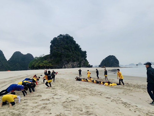 Đội tuyển nữ Việt Nam hứng khởi khi tập luyện trên bãi biển - Ảnh 1.